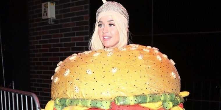 Katy Perry rouba cena vestida de "hambúrguer" em festa de grife