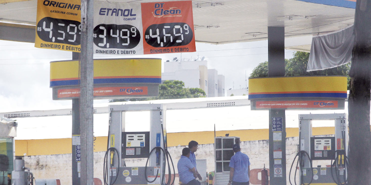 Preço da gasolina e diesel cai em R$ 0,13 nas refinarias neste sábado