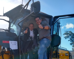 Codevasf entrega motoniveladora para Prefeitura de Uruçuí