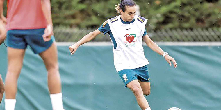 Marta treina com bola pela 1ª vez