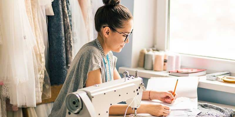 Customizar é a moda! Aprenda a personalizar as roupas sem gastar muito