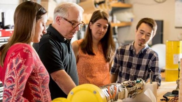 Cientistas da Universidade de Washington com um instrumento flutuante do projeto