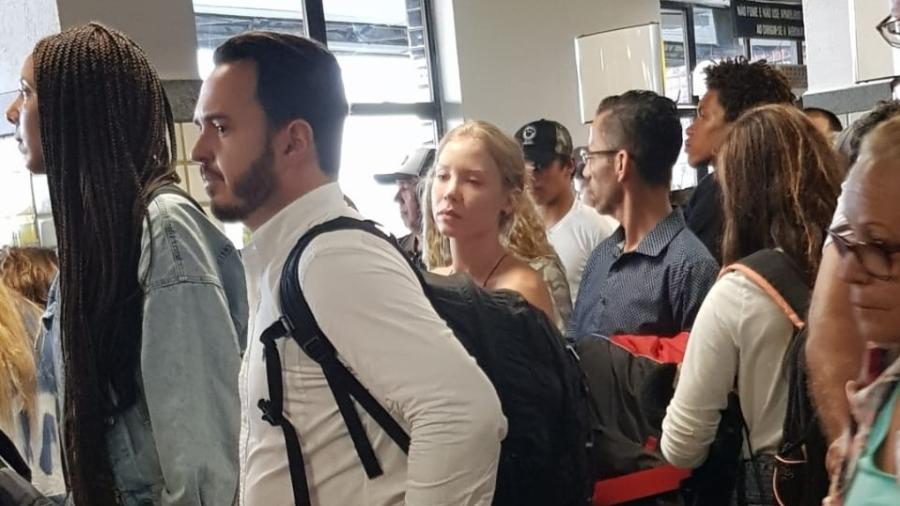 Najila em fila de embarque no aeroporto de Ilhéus (BA) - Imagem: Reprodução Twitter