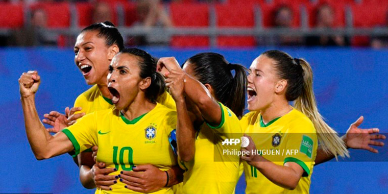 Com gol de Marta, Brasil vence Itália e avança às oitavas de final