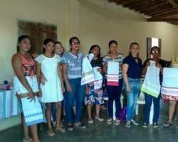 Mulheres da localidade Pé do Morro participam de oficina  de bordado