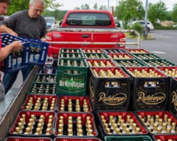 População compra estoque de cerveja para prejudicar festival nazista
