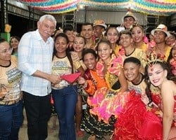 Luar de Santo Antônio e Sanfona Dourada se apresentaram no Festival Junino de N. S. dos Remédios 