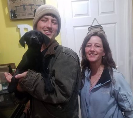 Jovem surdo adota cãozinho surdo e lhe ensina a língua de sinais