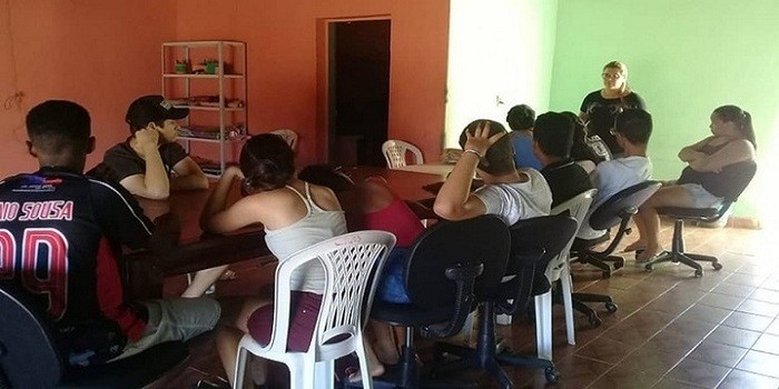 Adolescentes participam de palestra sobre prevenção de gravidez na adolescência