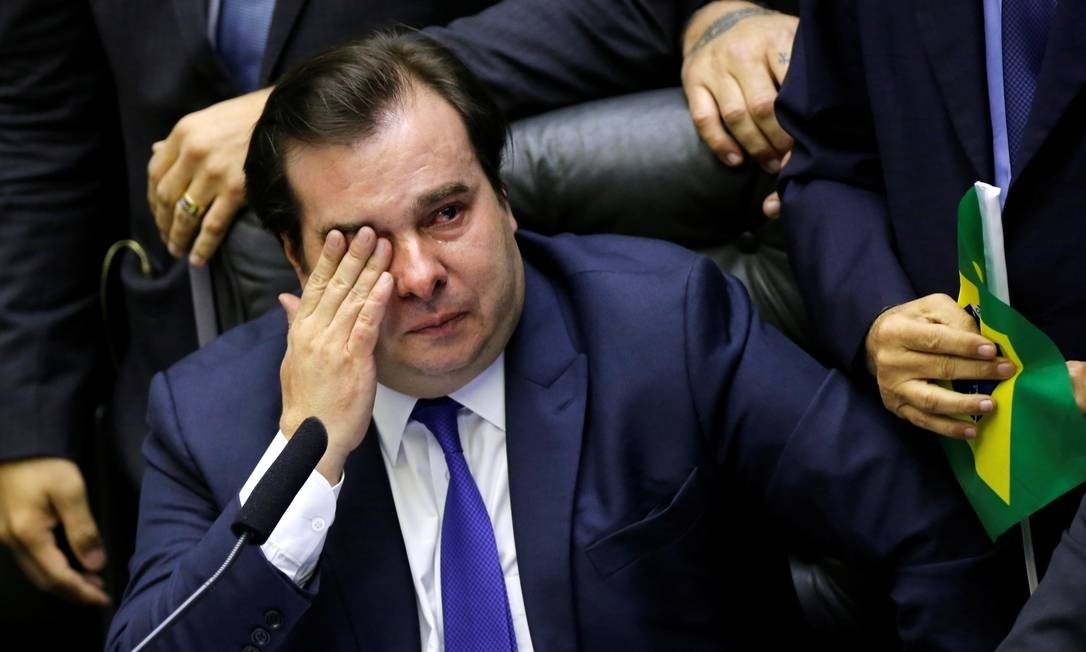 O presidente da Câmara, deputado Rodrigo Maia, se emociona durante votação da reforma no plenário Foto: ADRIANO MACHADO / REUTERS