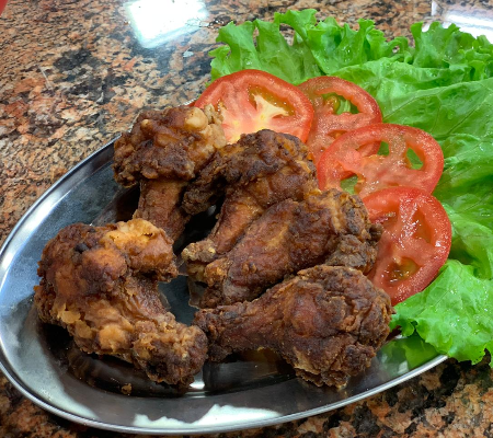 Frango empanado com geleia de abacaxi com pimenta