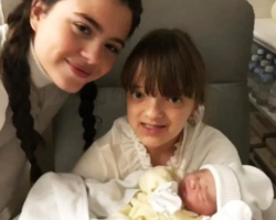 Rafaella Justus posa sorridente com a irmã recém-nascida no colo