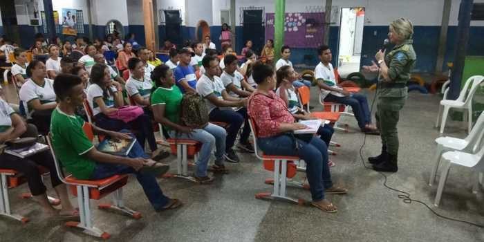 Educação humana acima do poder militar na fala de uma mulher