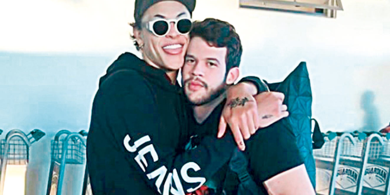 DJ posa abraçado com Pabllo Vittar