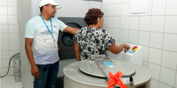 Equipe do Hospital Água Branca participa de treinamento para utilizar equipamentos da lavanderia
