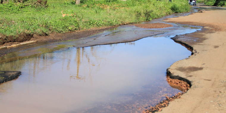 Buracos deixam trânsito perigoso na zona Leste