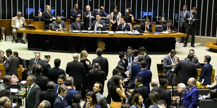 Congresso autoriza bônus para peritos do INSS e compra de carros