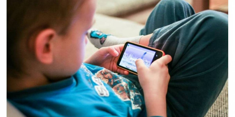 Psicopedagoga orienta como lidar com acesso das crianças à smartphones