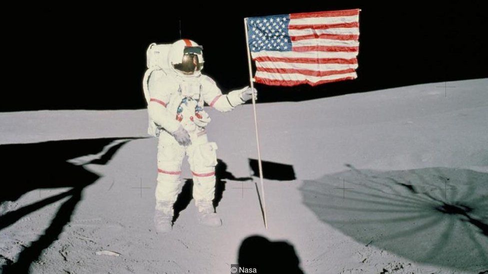 Astronauta finca bandeira dos EUA na Lua