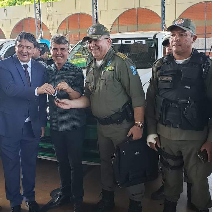 Prefeito João Luiz recebe viatura policial das mãos do governador Wellington Dias  - Imagem 1