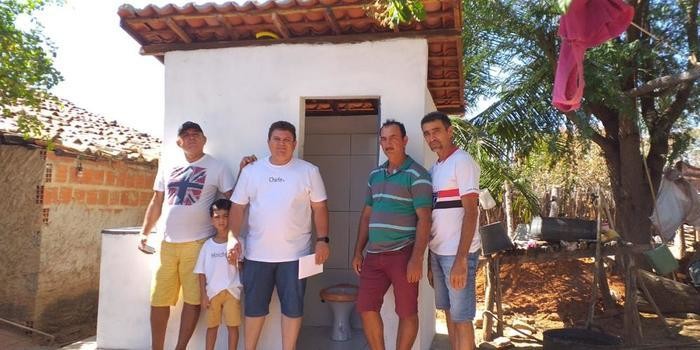Prefeito visita obras de construção de banheiros na zona rural de Santo Inácio