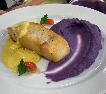 Pescada ao molho de alho poró, acompanhada de purê de batata doce roxa