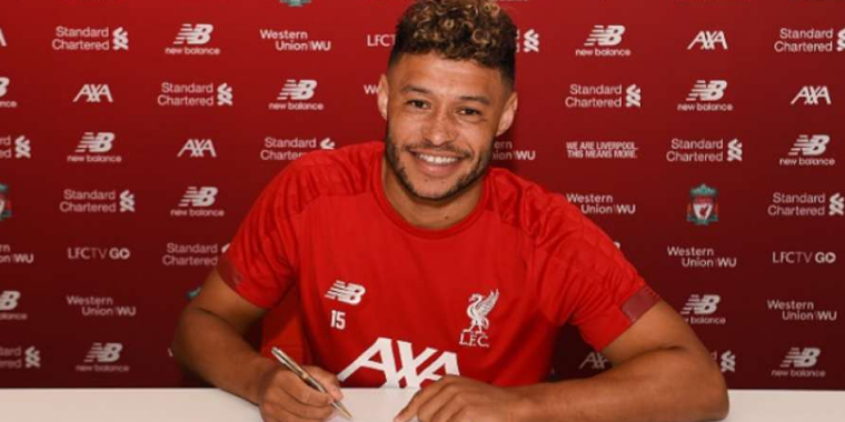 Oxlade-Chamberlain tem contrato renovado