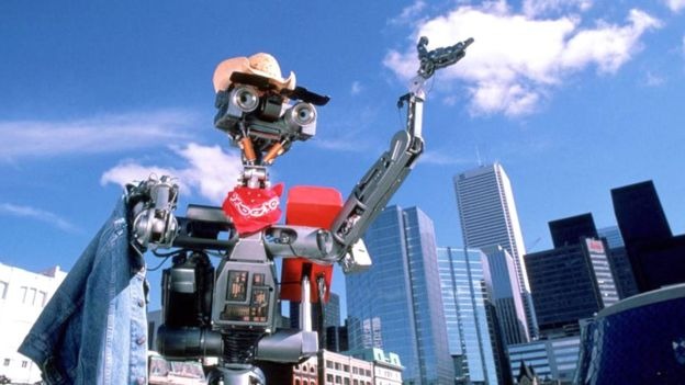 Número 5, do filme "O incrível robô", em cena