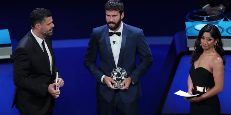 Alisson leva prêmio de melhor goleiro da Europa