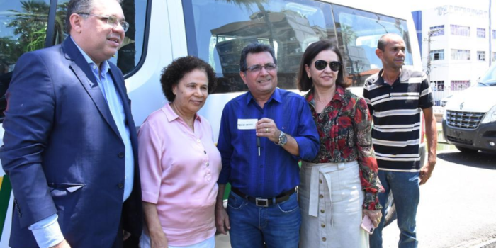 Prefeito Genival Bezerra recebe van para o transporte de pacientes