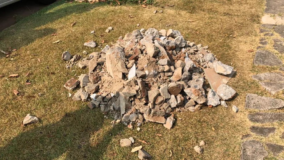 Entulho retirado do local começou a ser colocado na frente da casa, em Sinop — Foto: Poliana Mazzo/TV Centro América Entulho retirado do local começou a ser colocado na frente da casa, em Sinop — Foto: Poliana Mazzo/TV Centro América