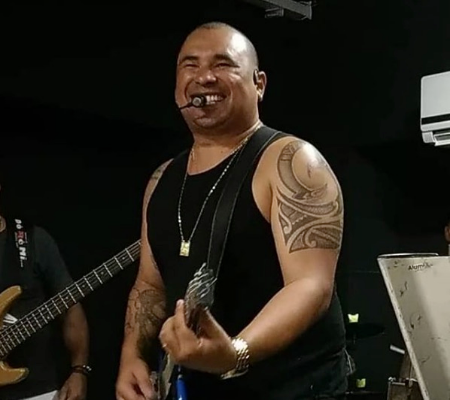 Cantor Johnny Fred fratura o punho após cair do palco durante show