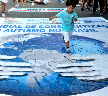 Falta de conhecimento sobre autismo gera preconceito; vídeo
