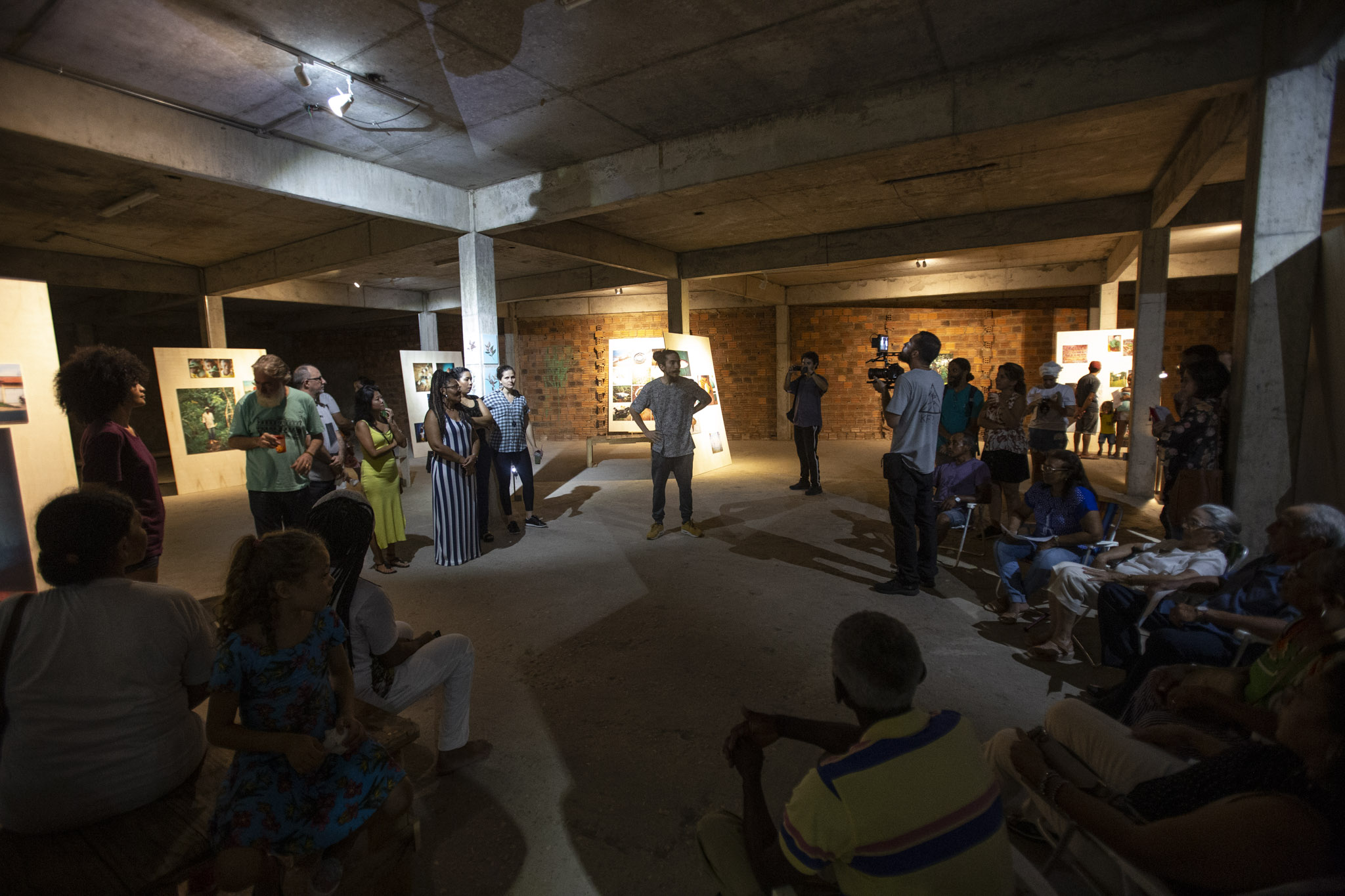 Público da abertura da exposição era composto majoritariamente por moradores da Boa Esperança/ Foto: Jairo Moura/Rumos Itaú