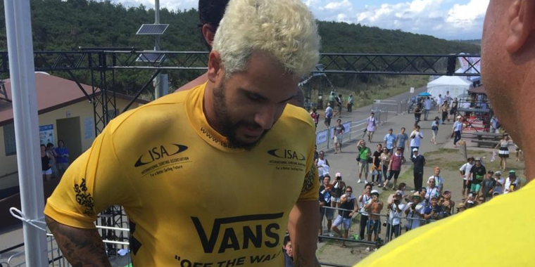 Surfista brasileiro usa prancha emprestada por Filipinho e vence