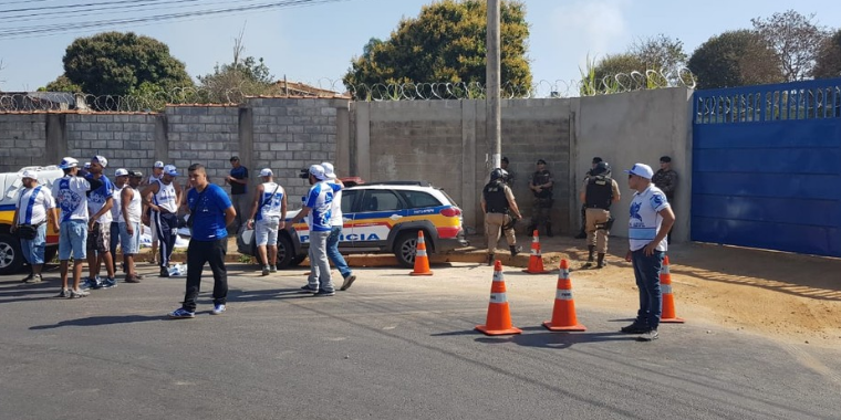 Torcedores tentam invadir CT do Cruzeiro