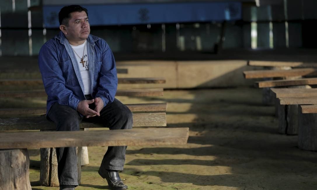 Padre Juan Elias ia apenas duas vezes por ano à comunidade indígena Tacana Foto: Domingos Peixoto / Agência O Globo