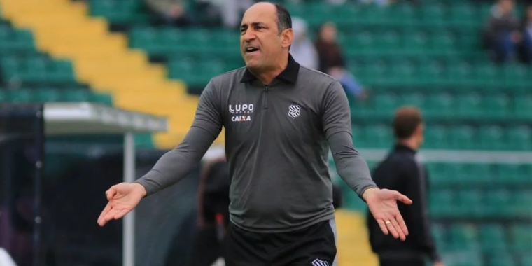 Figueirense anuncia saída do técnico Vinícius Eutrópio