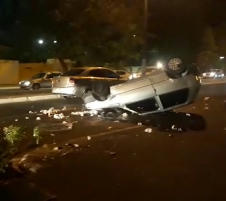Motorista perde o controle ao tentar desviar de buraco e veículo fica destruído