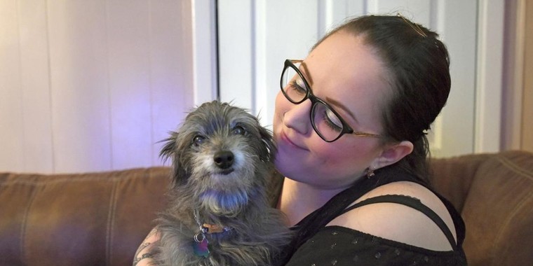 Mulher adota sem saber o mesmo cachorro que teve na infância