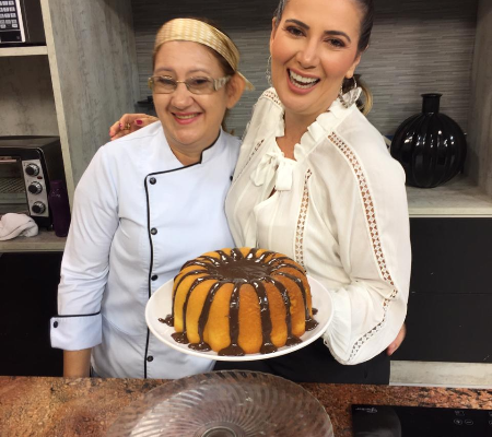 Bolo vulcão de maracujá com calda de chocolate