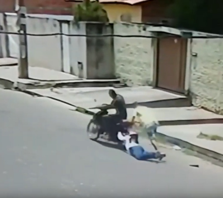 Mulher é derrubada de moto e arrastada durante assalto em Teresina