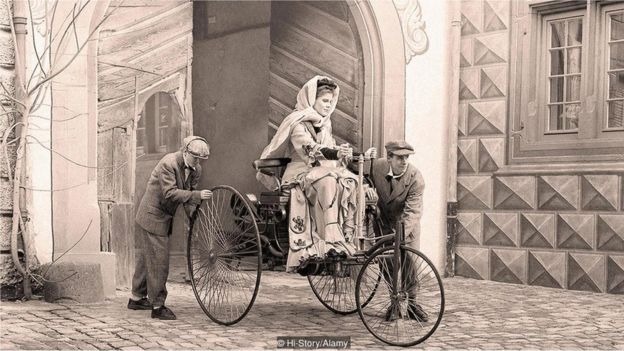 Bertha Benz sobre seu carro, com rodas de madeira