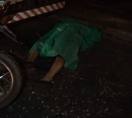 Motociclista morre após colidir na traseira de carreta estacionada em avenida