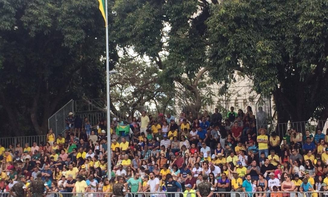 População lota arquibancadas no desfile de 7 de setembro em Brasília Foto: Vinicius Sassine