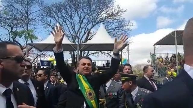 Presidente deixou o palanque presidencial para saudar arquibancadas; evento funciona como teste de popularidade para ele após pesquisas de opiniões indicarem rejeição