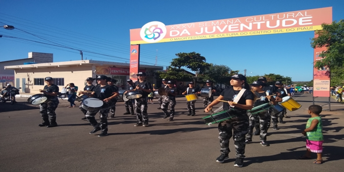 Desfile Cívico de 7 de Setembro leva centenas de pessoas à Praça da Juventude em Ipiranga do Piauí