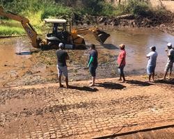 Espaço para banho no rio Canindé é limpo pela prefeitura 
