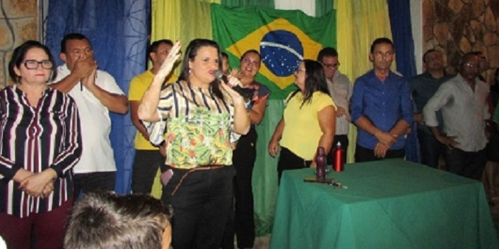 Desfile com escolas municipais prestigiada por multidão