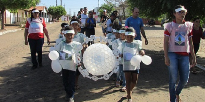 Desfile de 07 de setembro com alunos primários